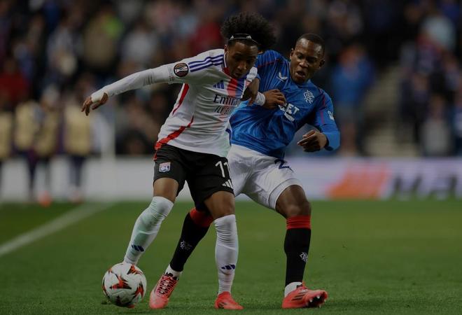 里昂队球员表现出色，助球队胜利